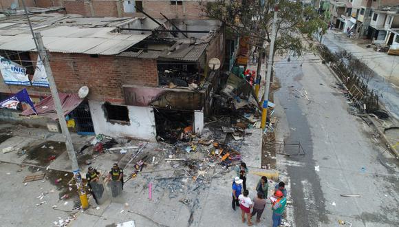 Se elevó a catorce la cifra de muertos que dejó el incendio provocado en Villa El Salvador. (Foto: Carlos Hidalgo/GEC)