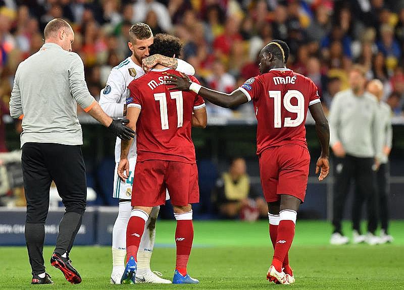 ​Sergio Ramos lesiona a Salah y... le manda mensaje "cariñoso"