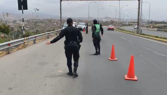 Arequipa: PNP realiza operativos a unidades particulares en el puente Chilina (Foto: Captura de pantalla EPA Noticias)