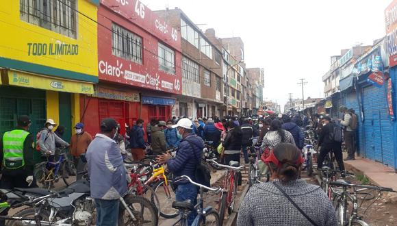Puno: Cientos de comerciantes invaden todos los días calles de Juliaca sin respetar cuarentena.