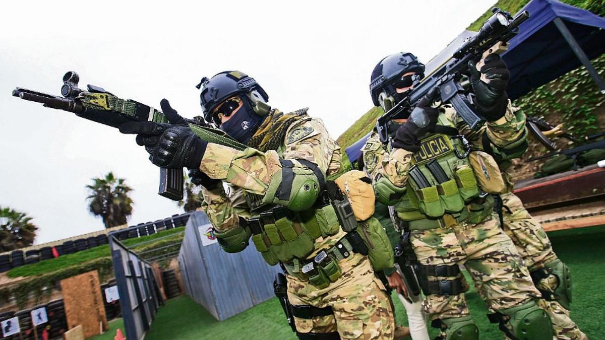 Personal policial con equipamiento