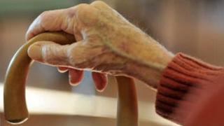 ​Le cortó la garganta a su abuela de 94 años con cuchillo de pan tras no soportar su demencia