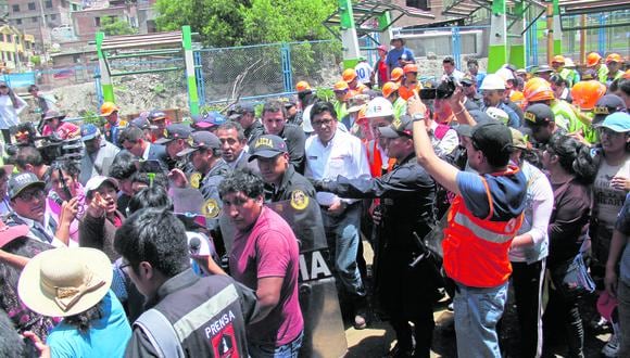 El premier Vicente Zeballos recorrió e inspeccionó las zonas afectadas por las intensas lluvias en Arequipa. (FOTO: Leonardo Cuito)