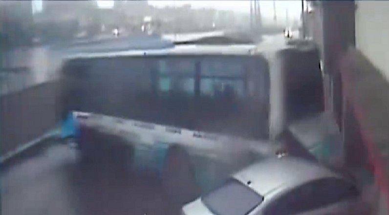 Impactante video del despiste de un ómnibus en Villa El Salvador 