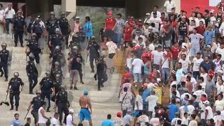 Hinchas de Universitario de Deportes se pelean entre ellos y policía interviene (FOTOS Y VIDEOS)