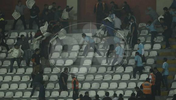 Barristas de la "U" y Sporting Cristal se enfrentan dentro de Estadio Nacional (FOTOS)