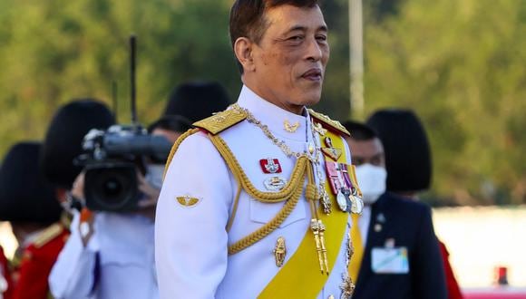El rey Maha Vajiralongkorn de Tailandia asiste a una ceremonia de inauguración de un monumento de su padre, el difunto rey Bhumibol Adulyadej, en un parque conmemorativo en Bangkok el 5 de diciembre de 2021. (Foto de Jack TAYLOR / AFP)