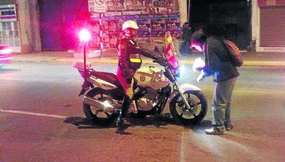 Huancayo: Sujeto ebrio le declara su amor a policía en plena vía pública [VIDEO]