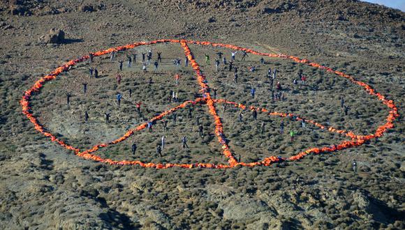 Símbolo de paz con chalecos salvavidas da 'esperanza' a refugiados