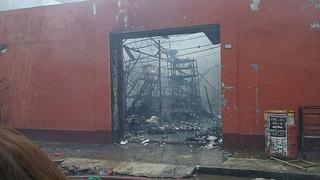 Breña: Incendio arrasa con ferretería y deja dos bomberos heridos [FOTOS] 