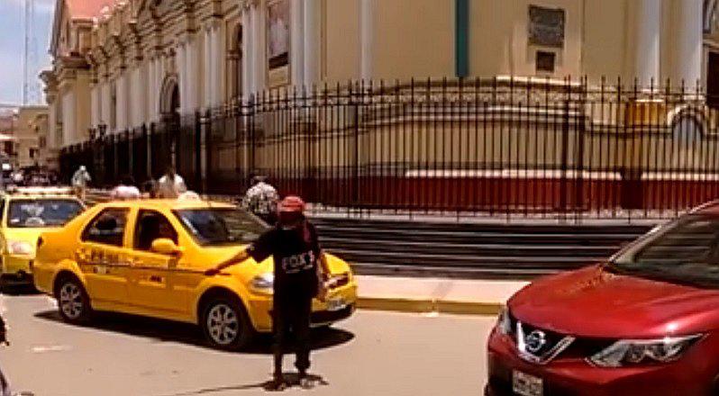 Facebook: abuelito dirige el tránsito con su bastón ante la ausencia de policías