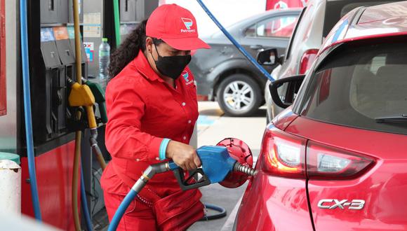 Ministro de Economía informó que el Ejecutivo está tomando la decisión de reducir del ISC a los combustibles hasta en un 90%. (Foto: GEC)