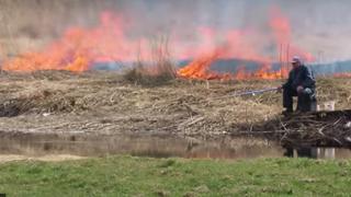 Captan a un hombre que pesca mientras un incendio avanza a su espalda | VIDEO