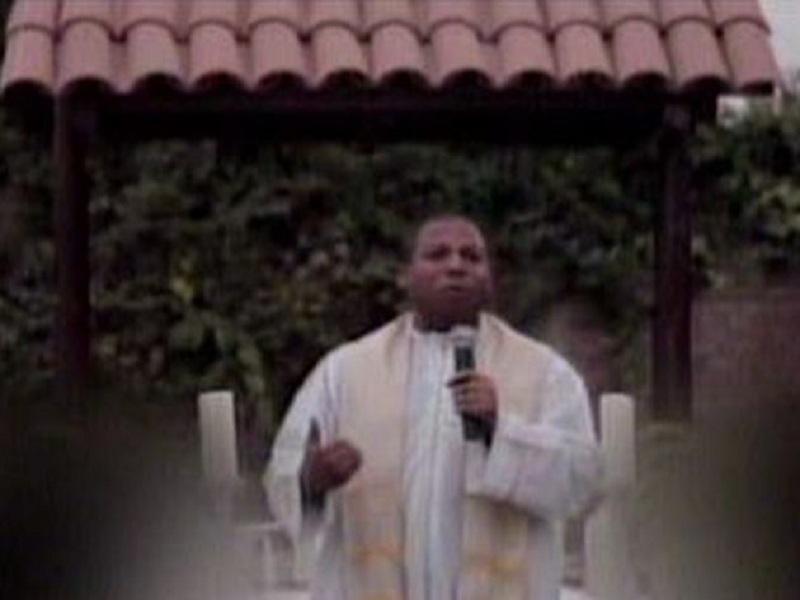 Abren investigación contra presunto falso sacerdote por estafa y usurpación de funciones 
