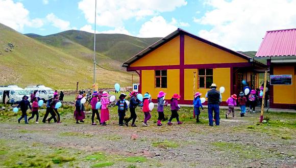 Puno: Escolares caminan diez kilómetros para captar señal de internet y poder estudiar en centro poblado de Cañicuto, en Azángaro (foto referencia)