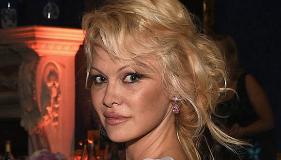 Pamela Anderson está enamorada de futbolista 18 años menor que ella