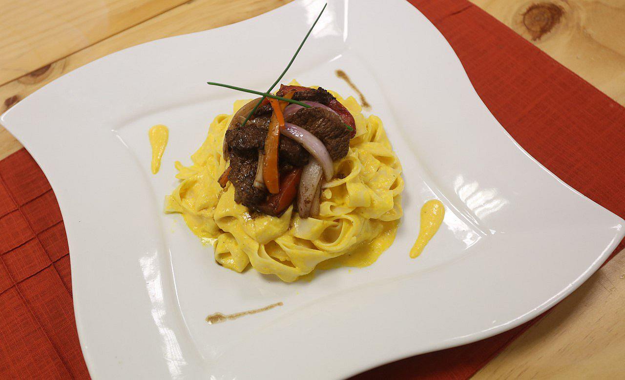 Receta: ¿Cómo preparar un tagliatelle en salsa de huancaína con lomo saltado? 