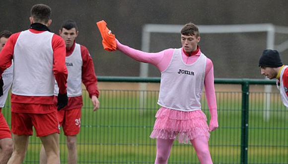 Insólito: Por ser mal futbolista le ponen un tutú rosa como castigo [FOTOS] 