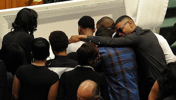 Negros de EEUU sufren más pérdidas familiares y más pronto, dice estudio 