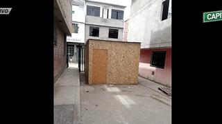 ​Señora construye cuarto en medio de calle en San Juan de Miraflores