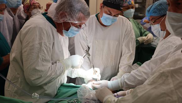 El cirujano Robert C. Schenck (gorra blanca) en plena cirugía junto a médicos traumatólogos del hospital Lima Este-Vitarte.