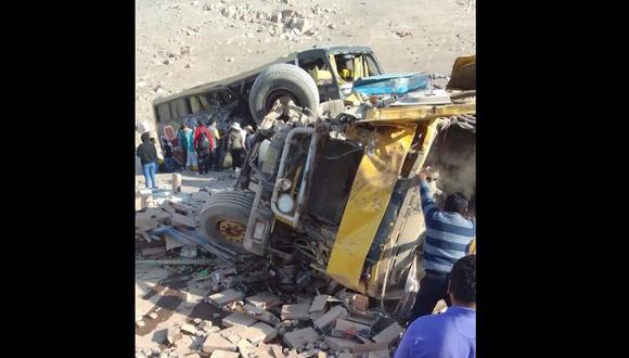Accidente en la Quebrada del Toro en Camaná (Arequipa) dejó más de 10 heridos. (Foto: Facebook Camaná Noticias Digital)