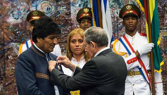 Raúl Castro impone a Evo Morales la más alta distinción de Cuba 