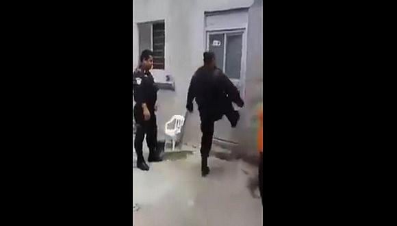 YouTube: Policía trata de abrir una puerta a patadas pero hace el ridículo [VIDEO]