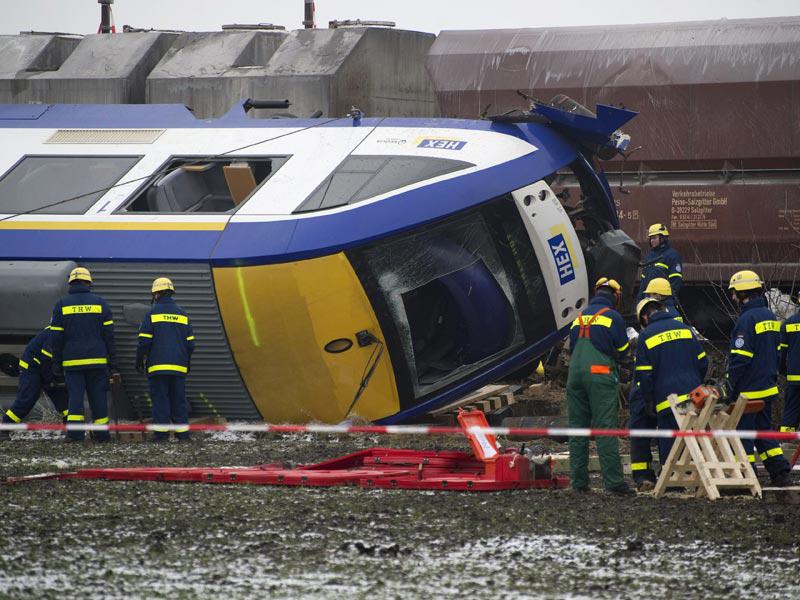 Dos trenes chocan en Alemania y causan la muerte de 10 personas