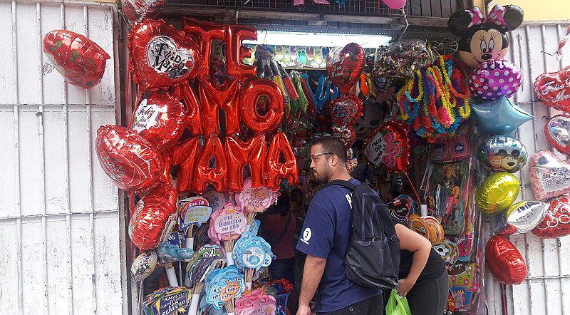 Mesa Redonda: globos y peluches son los favoritos del público por el Día de la Madre