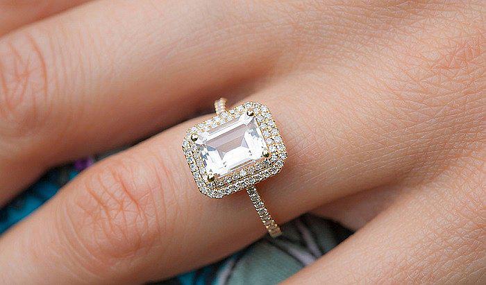 Inglaterra: Descubre que sortija de diamante de fantasía que siempre usó en realidad vale medio millón de dólares 