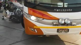 Bus de Universitario chocó a un policía antes del debut del equipo en Copa Libertadores | VIDEO