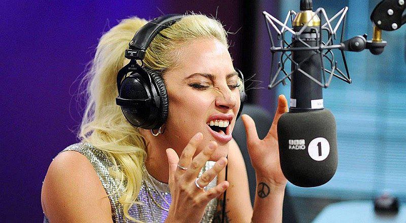 Lady Gaga reaparece sin brasier y muestra más de la cuenta