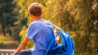 Alumno asiste en falda al colegio tras ser prohibido de usar short y escuela toma una decisión