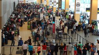 Gobierno aprueba eliminar el metro de distancia social en aeropuertos del Perú