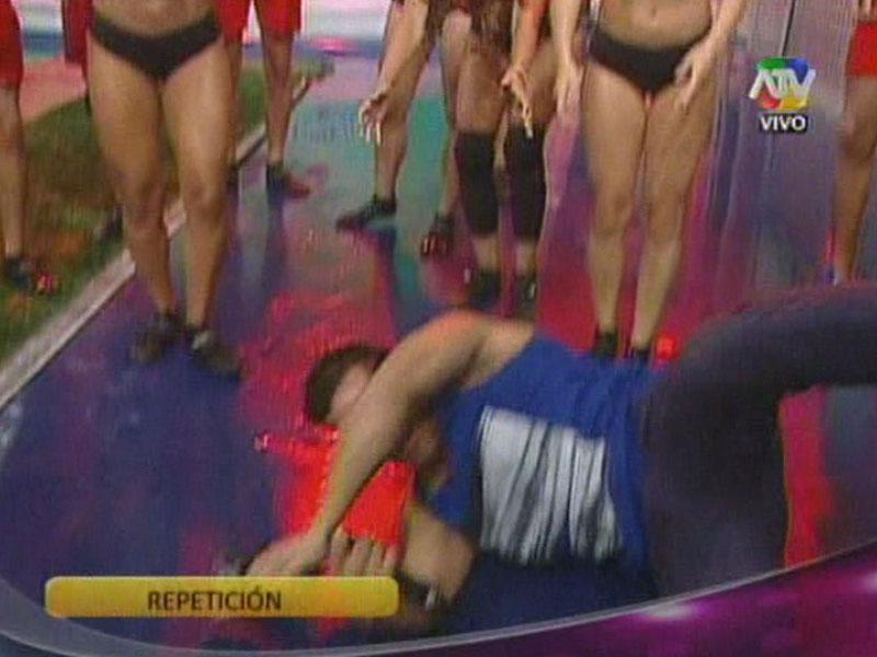 Combate: Christian Domínguez sufrió rochosa caída en vivo [VIDEO] 
