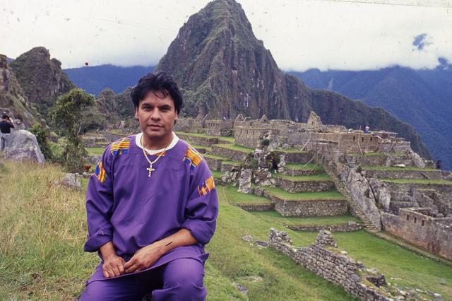 Juan Gabriel visitando Machu Picchu durante su primer viaje al Perú. Cusco, 04/1993 (GEC Archivo Histórico)