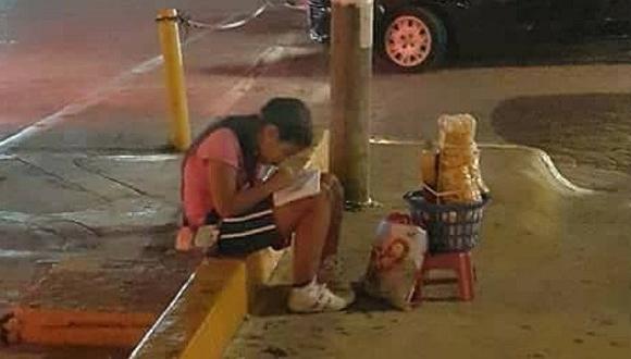 Foto de niña vendedora ambulante estudiando en la calle se hace viral en Facebook