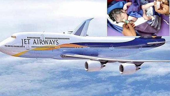 Mujer da a luz en avión y niño recibe viajes gratis de por vida 