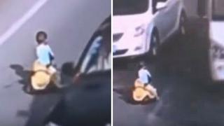 Niño no mide el peligro y juega en medio de la carretera (VIDEO)