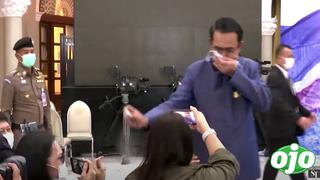 Ministro rocía desinfectante a periodistas por incómoda pregunta | VIDEO