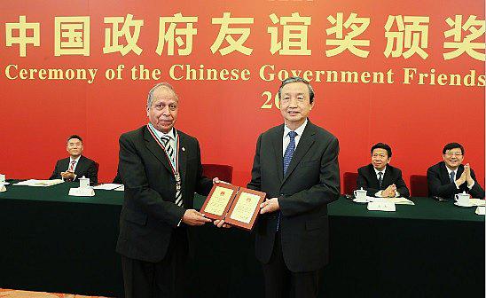 El Peruano Victor Otazú Monzón ganó premio chino "Friendship Awards"