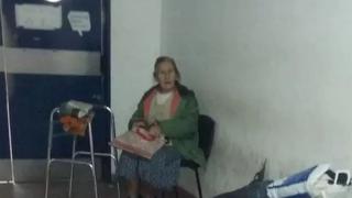Abuela duerme en hospital porque su hija la botó de su casa para vivir "tranquila" con su esposo
