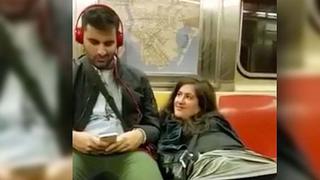 ​YouTube: Mujer se ‘toca’ en pleno metro y le pide ‘ayudita’ al chico de al lado [VIDEO]