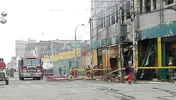 Incendio en Las Malvinas: bomberos ingresan al edificio siniestrado