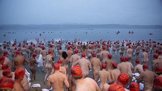 Conmemoran el solsticio de invierno con un baño en aguas heladas 