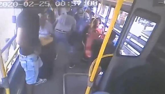 Una cámara instalada en el bus registró el asalto a los 21 pasajeros en San Martín de Porres. (Foto: Captura/América Noticias)