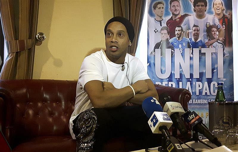 Ronaldinho elogia a Maradona y Pelé por ser "dos grandes de la historia" 
