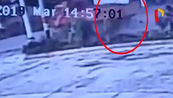 Impactante choque de un camión contra una motocicleta en Huaraz (VIDEO)