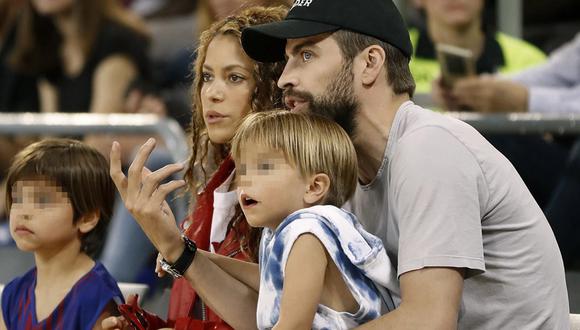 Gerad Pique, acompañada por su esposa, la cantante colombiana Shakira y su hijo Sasha, presenciaron el partido de la Liga ACB de basket jugado en Barcelona. (Foto: EFE)